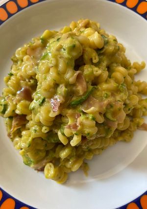 Foto di Fusilli bucati corti con zucchine e speck