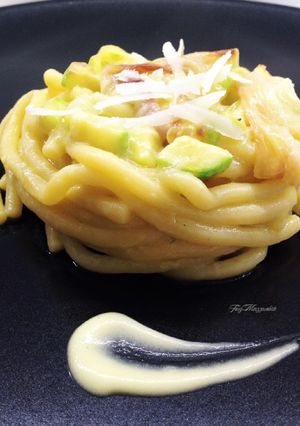 Foto di Bigoli con crema di zucchine, zucchine e cipollotti brasati