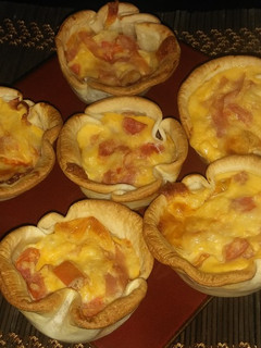 Una foto de Cupcakes rellenos de jamón queso y tomate