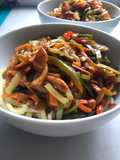 Noodles de huevo al estilo oriental, con setas namiko, para vegetarianos