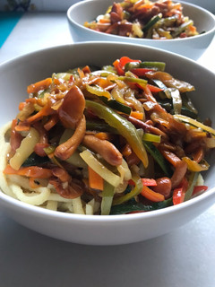 Una foto de Noodles de huevo al estilo oriental, con setas namiko, para vegetarianos