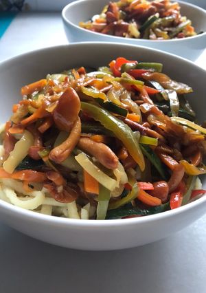 Una foto de Noodles de huevo al estilo oriental, con setas namiko, para vegetarianos