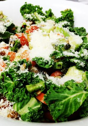 Una foto de Ensalada energética de col kale