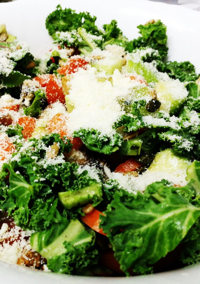 Una foto de Ensalada energética de col kale