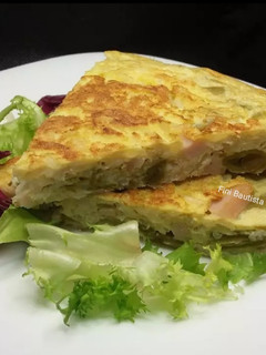 Una foto de Tortilla de arroz con bacon y judías (bajocas)