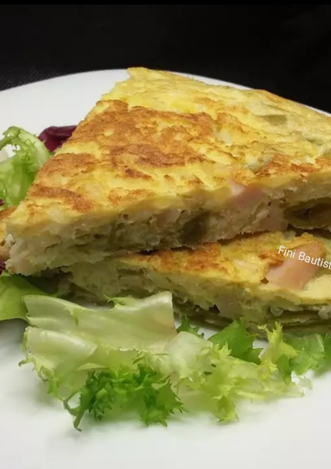 Una foto de Tortilla de arroz con bacon y judías (bajocas)