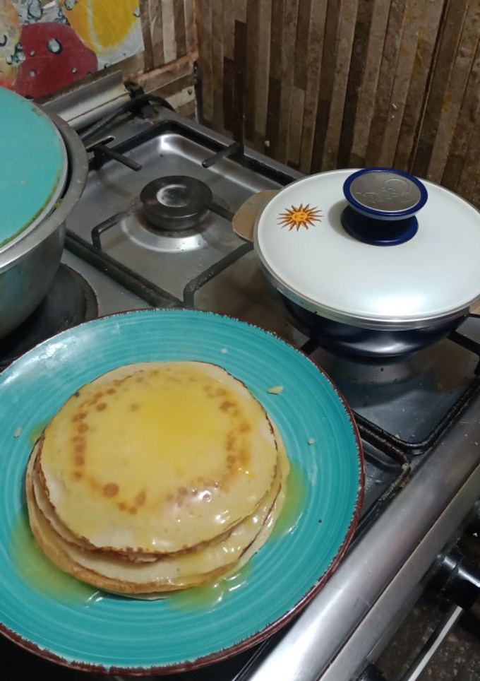 Una foto de Panqueques de manzana con salsa de naranja