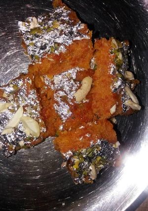 बिना खोया के गाजर बर्फी (Bina khoya ke gajar barfi recipe in hindi) रेसिपी मुख्य फोटो