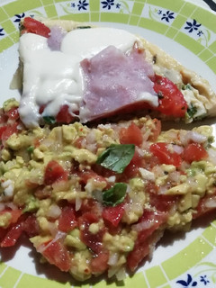 Una foto de Tarta de puerro y cebolla sin masa con guacamole diferente
