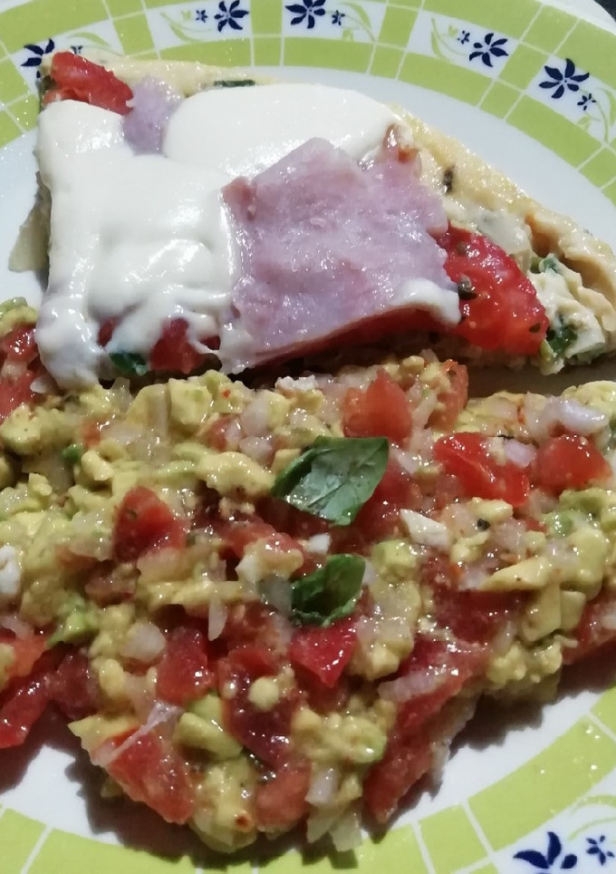 Una foto de Tarta de puerro y cebolla sin masa con guacamole diferente