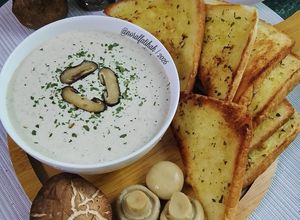 Gambar Creamy Mushroom Soup With Garlic Bread