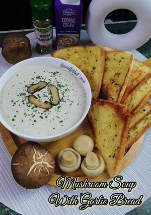 Gambar Creamy Mushroom Soup With Garlic Bread