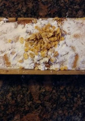 Una foto de Budín de leche condensada decorado con granola😊