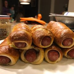 A picture of Easy Pretzel Dogs.