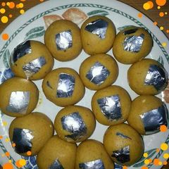 A picture of ●Besan ke laddoo.