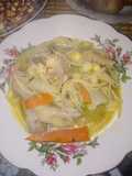Sopita de patitas de pollo con verduras