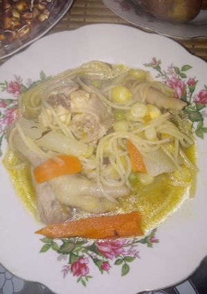 Una foto de Sopita de patitas de pollo con verduras