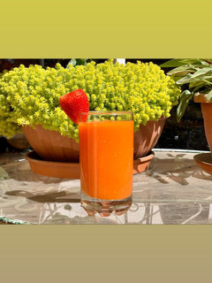 Una foto de Jugo de papaya y naranja 🍊