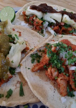 Una foto de Tacos al pastor caseros 🌮