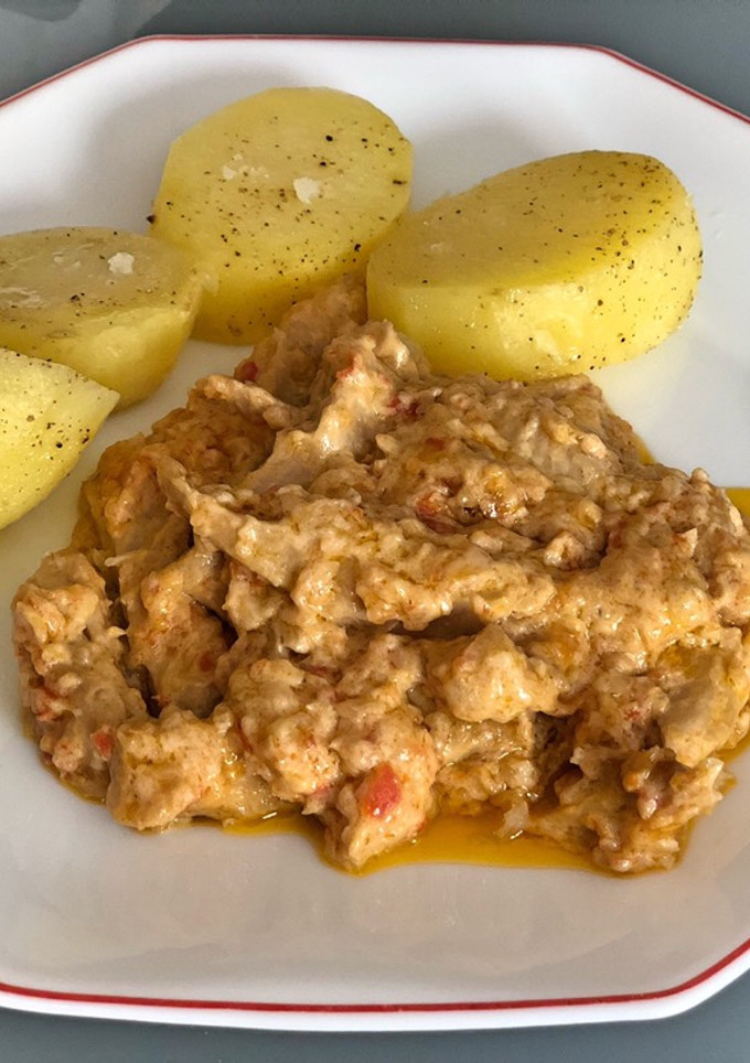 Una foto de “No-lomo” o carne vegetal (tipo Heura) con nata