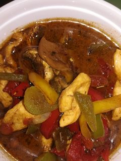 Una foto de Verduras y pollo con soja
