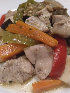 Una foto de Pavo salteado con verduras