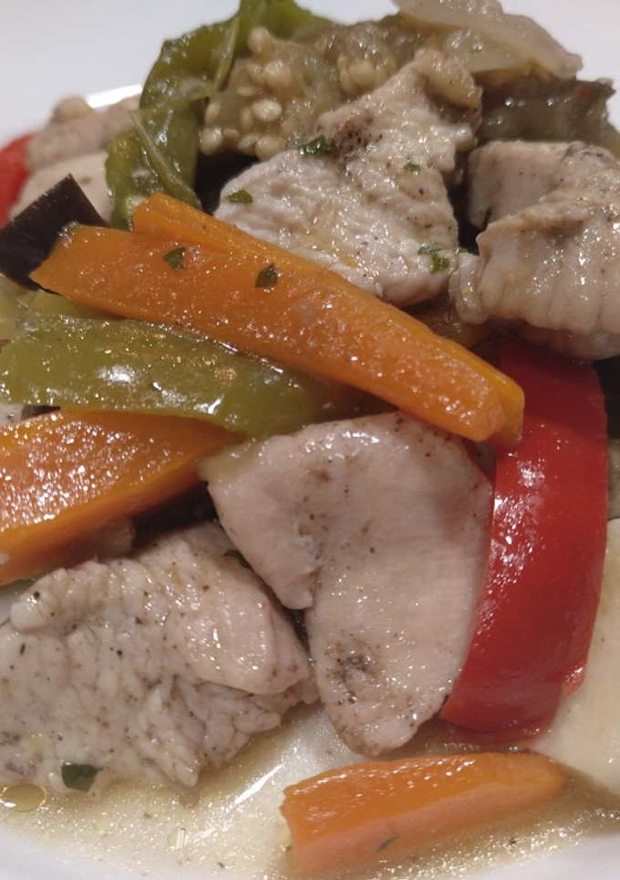 Una foto de Pavo salteado con verduras