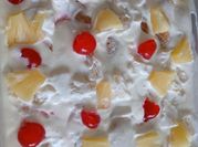 Una foto de postres con nata