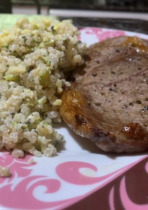 Una foto de Carne al horno con salteado de brócoli