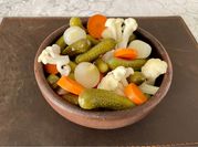 Una foto de pickles de coliflor