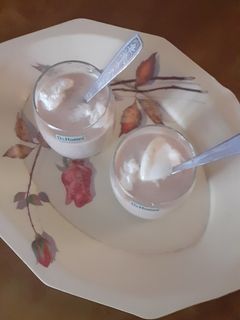 चिकू मिल्क शेक विथ वॅनिला आईस्क्रीम (chickoo milkshake with vanilla ice cream recipe in marathi) रेसिपी चे मुख्य फोटो