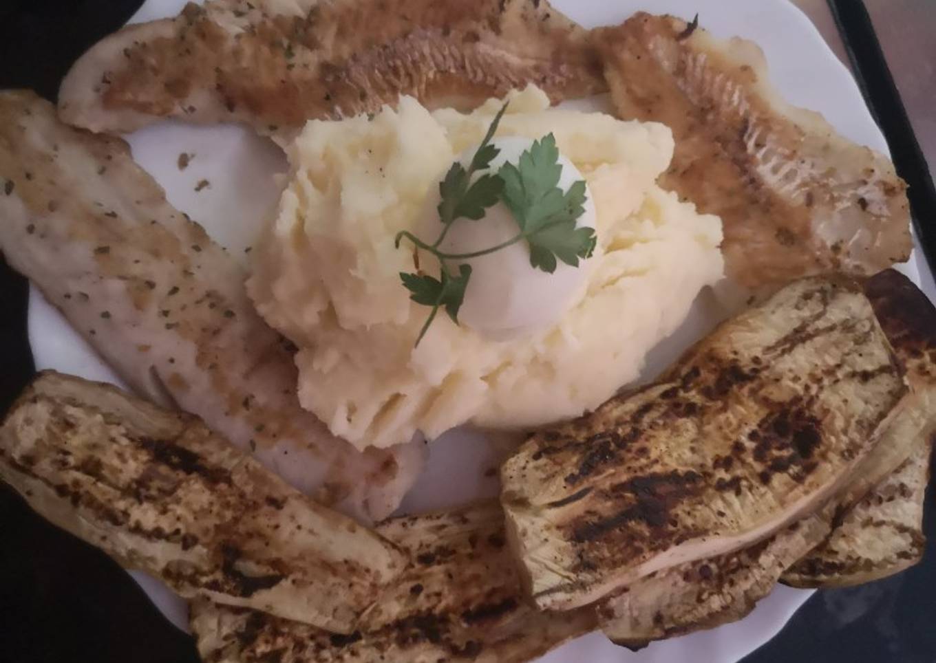 Puré de patatas merluza y berenjena a la plancha