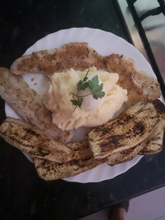 Una foto de Puré de patatas merluza y berenjena a la plancha