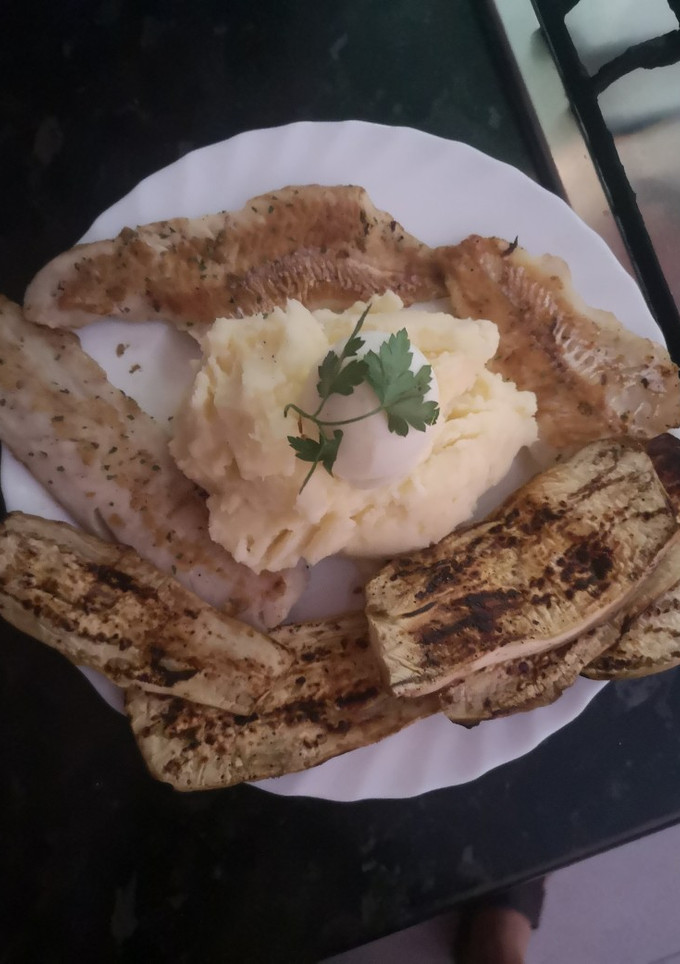 Una foto de Puré de patatas merluza y berenjena a la plancha