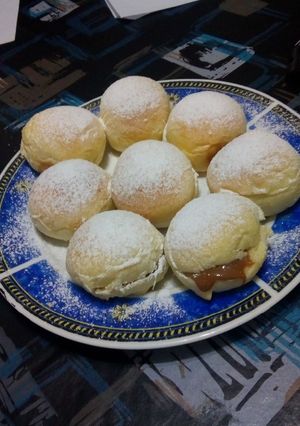 Una foto de Panes de leche/ miguelitos/ bolas de fraile + crema pastelera