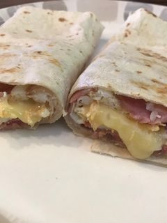 รูปของ Ham cheese Tortilla wrap / ทอร์เทียไส้ทะลัก สไตล์ฝรั่ง easy breakfast