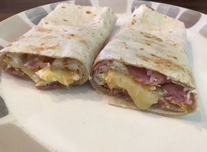 รูปของ Ham cheese Tortilla wrap / ทอร์เทียไส้ทะลัก สไตล์ฝรั่ง easy breakfast