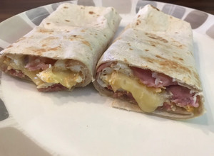รูปของ Ham cheese Tortilla wrap / ทอร์เทียไส้ทะลัก สไตล์ฝรั่ง easy breakfast