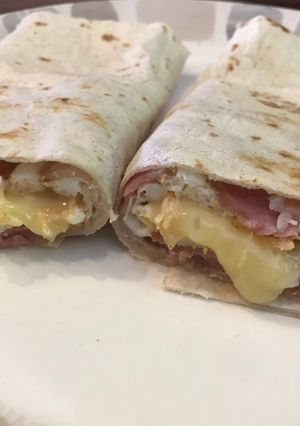 รูปของ Ham cheese Tortilla wrap / ทอร์เทียไส้ทะลัก สไตล์ฝรั่ง easy breakfast