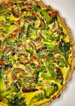 Una foto de 🌱Tarta de harina integral y de soja rellena de brócoli y champis 🌱