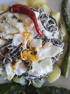 Una foto de Huevos rotos con gulas al ajillo