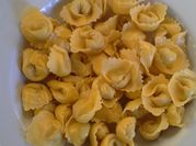Una foto di tortellini prosciutto crudo