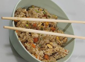 Una foto de Arroz frito con sabor Oriental