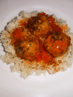 Una foto de Arroz con albóndigas en salsa de tomate