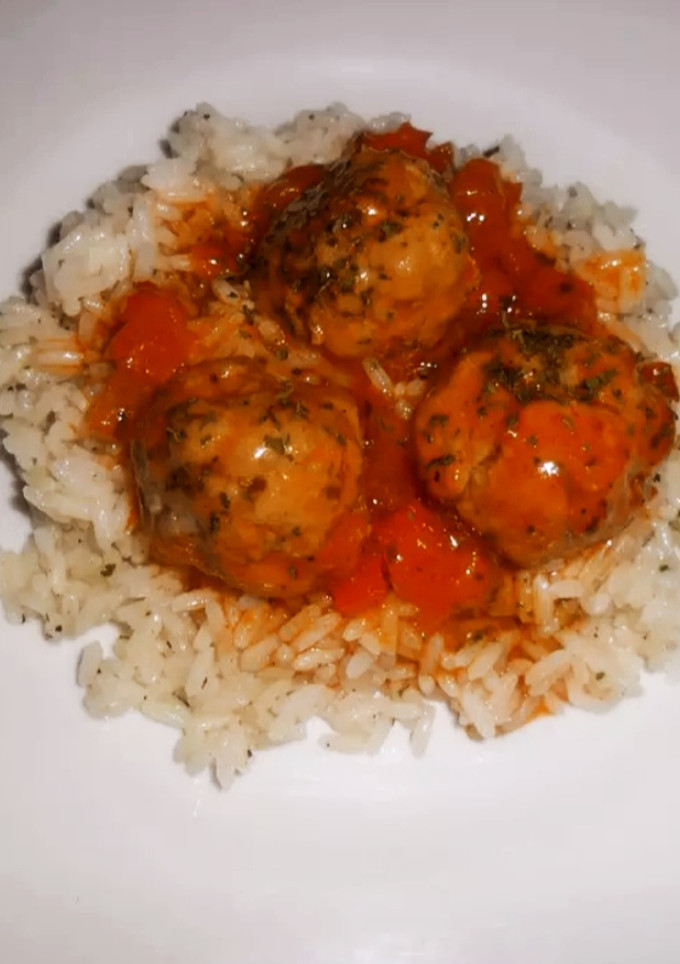 Una foto de Arroz con albóndigas en salsa de tomate