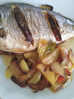 Una foto de Dorada al horno con patatas a lo pobre