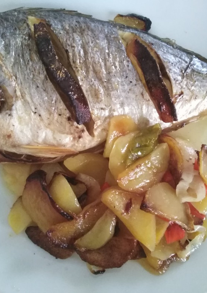 Una foto de Dorada al horno con patatas a lo pobre