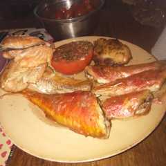 Una foto de Bifes de salmón y trilla (salmonete) al horno