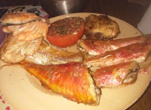 Una foto de Bifes de salmón y trilla (salmonete) al horno