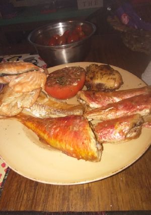 Una foto de Bifes de salmón y trilla (salmonete) al horno